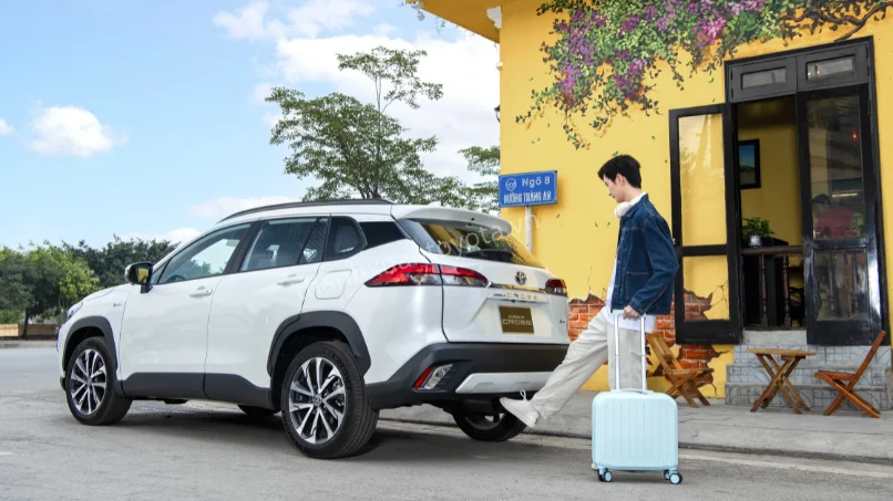 Nội thất Toyota Corolla Cross (trái) và Mazda CX-5 (phải) đều có điểm mạnh riêng.