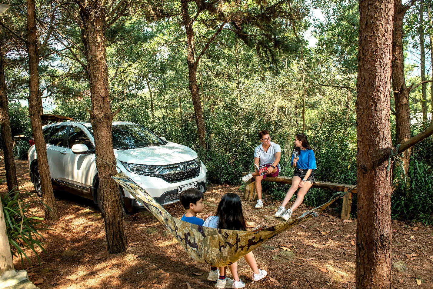 Không gian cắm trại bên cạnh xe Honda CRV tại Hà Nam