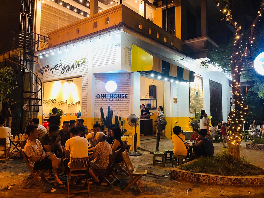 Không gian quán cafe rộng rãi phù hợp cho các buổi offline hội xe