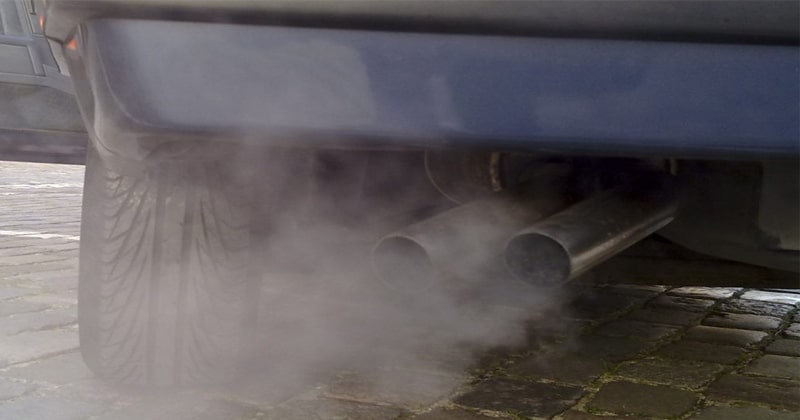 Xe ra khói trắng dày đặc từ ống xả