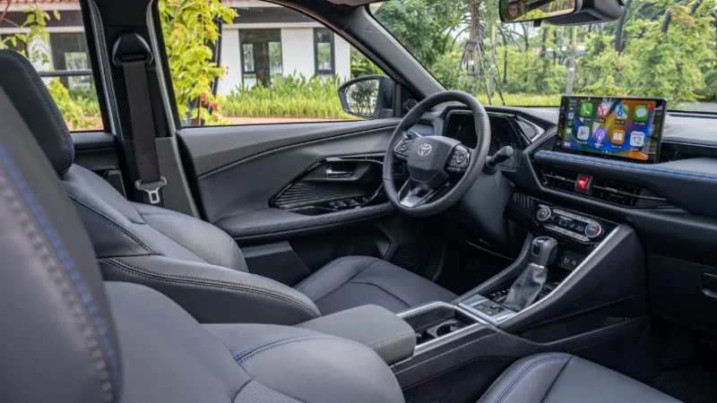 Toyota CUV hạng B trên đường đô thị 2