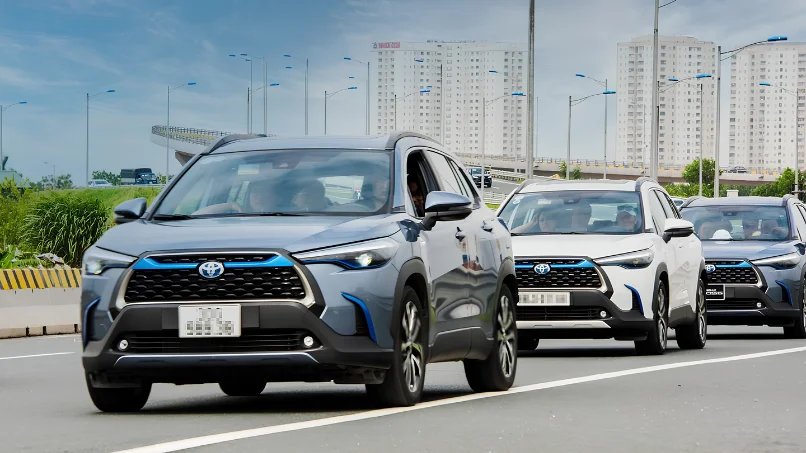 Corolla Cross đô thị chia sẻ thực tế SUV đi phố đông
