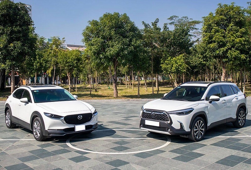 crossover đô thị Corolla Cross và CX-5 song hành trên phố