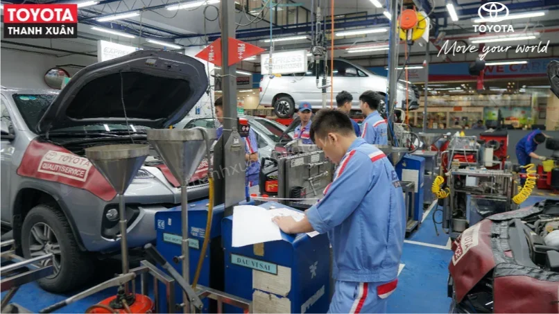 Một chiếc xe giảm chi phi nuôi xe, đang được bảo dưỡng tại trung tâm dịch vụ