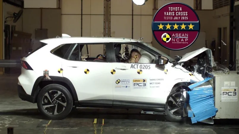 Toyota Yaris Cross và Kia Seltos di chuyển trên đường phố