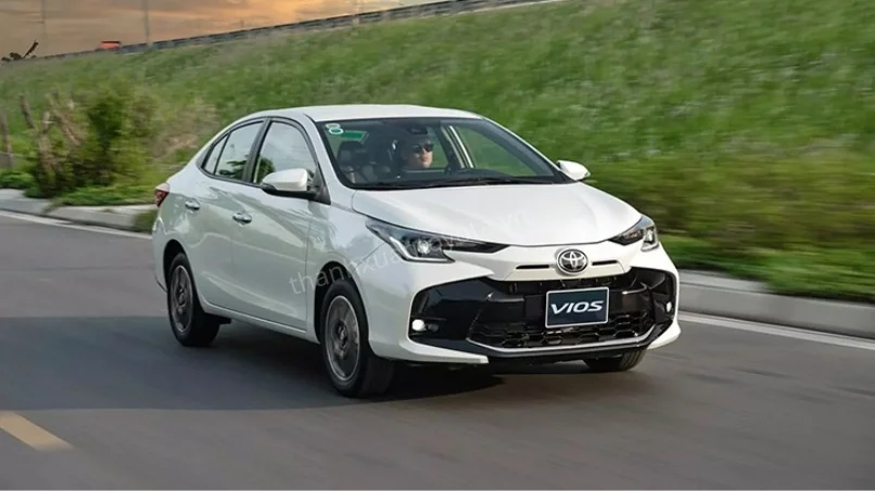 Toyota Vios di chuyển trên đường phố Hà Nội
