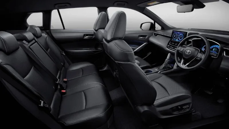Corolla Cross nội thất và màn hình giải trí trên đường